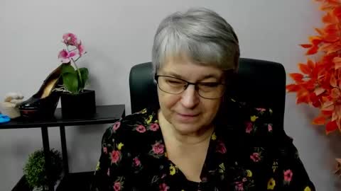 Snapshot of iris_xdesire chatting on 12.02.24 I R I S online show from 12.02.24