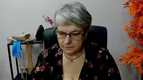 Snapshot of iris_xdesire chatting on 12.10.24 I R I S online show from 12.10.24