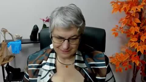 Snapshot of iris_xdesire chatting on 12.11.24 I R I S online show from 12.11.24