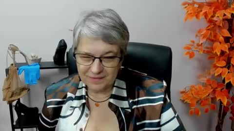 Snapshot of iris_xdesire chatting on 12.11.24 I R I S online show from 12.11.24