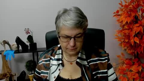 Snapshot of iris_xdesire chatting on 12.12.24 I R I S online show from 12.12.24