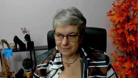 Snapshot of iris_xdesire chatting on 12.12.24 I R I S online show from 12.12.24
