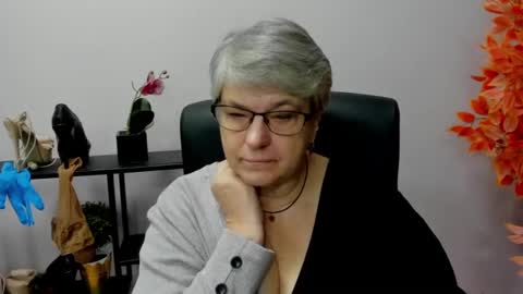 Snapshot of iris_xdesire chatting on 12.13.24 I R I S online show from 12.13.24