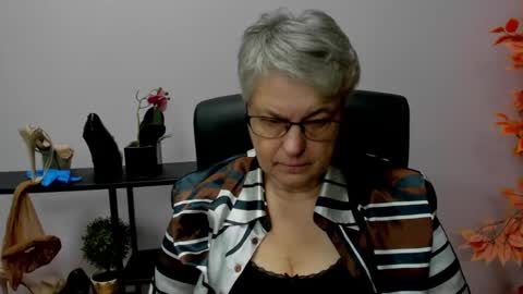 Snapshot of iris_xdesire chatting on 12.17.24 I R I S online show from 12.17.24