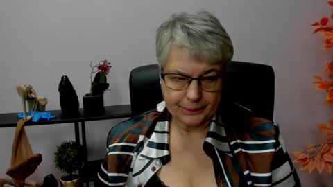 Snapshot of iris_xdesire chatting on 12.17.24 I R I S online show from 12.17.24