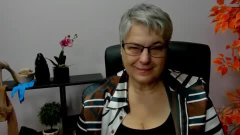 Snapshot of iris_xdesire chatting on 12.18.24 I R I S online show from 12.18.24