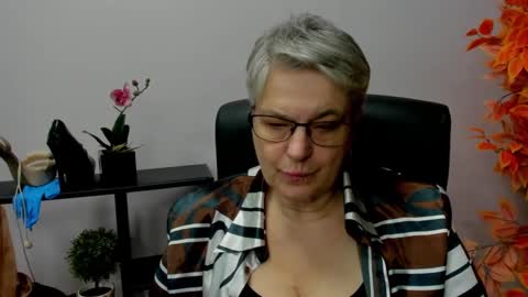 Snapshot of iris_xdesire chatting on 12.18.24 I R I S online show from 12.18.24