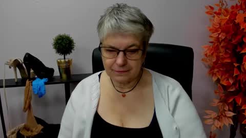 Snapshot of iris_xdesire chatting on 12.20.24 I R I S online show from 12.20.24