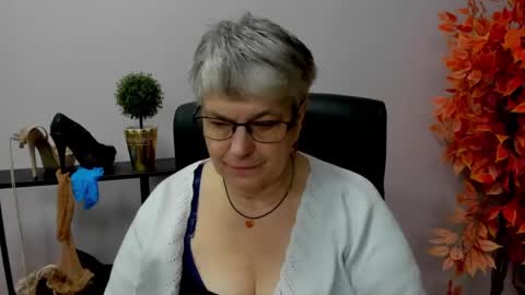 Snapshot of iris_xdesire chatting on 12.20.24 I R I S online show from 12.20.24
