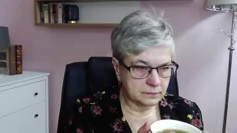 Snapshot of iris_xdesire chatting on 12.23.24 I R I S online show from 12.23.24