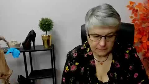 Snapshot of iris_xdesire chatting on 12.30.24 I R I S online show from 12.30.24