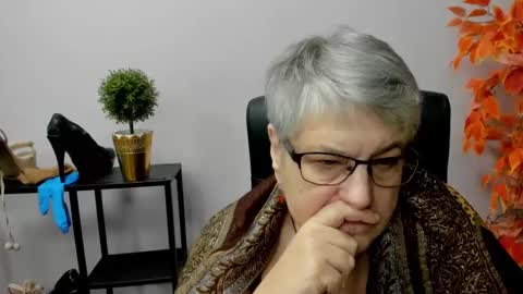 Snapshot of iris_xdesire chatting on 12.31.24 I R I S online show from 12.31.24