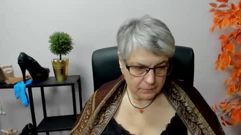 Snapshot of iris_xdesire chatting on 12.31.24 I R I S online show from 12.31.24