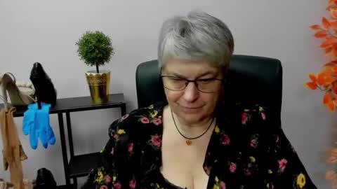 Snapshot of iris_xdesire chatting on 01.07.25 I R I S online show from 01.07.25