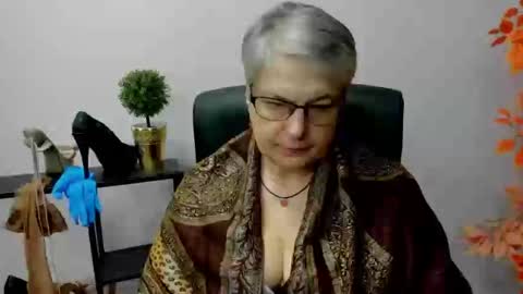 Snapshot of iris_xdesire chatting on 01.10.25 I R I S online show from 01.10.25