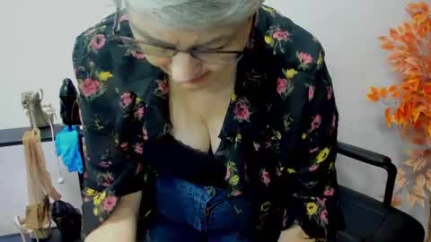 Snapshot of iris_xdesire chatting on 01.14.25 I R I S online show from 01.14.25