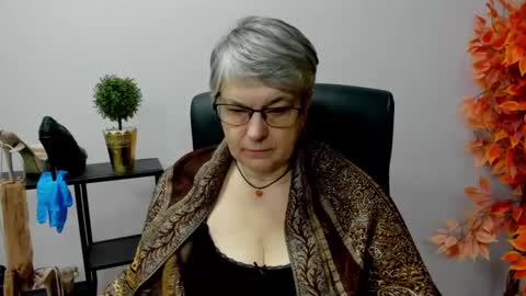 Snapshot of iris_xdesire chatting on 01.28.25 I R I S online show from 01.28.25