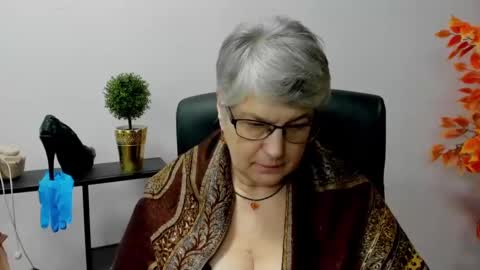 Snapshot of iris_xdesire chatting on 01.30.25 I R I S online show from 01.30.25