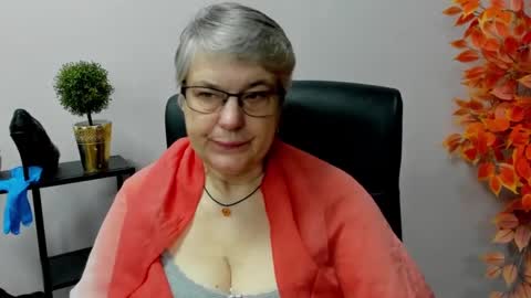 Snapshot of iris_xdesire chatting on 02.06.25 I R I S online show from 02.06.25