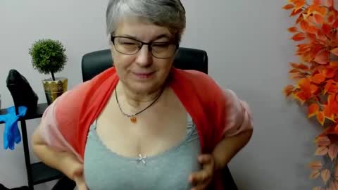 Snapshot of iris_xdesire chatting on 02.06.25 I R I S online show from 02.06.25