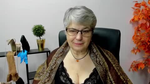 Snapshot of iris_xdesire chatting on 02.11.25 I R I S online show from 02.11.25
