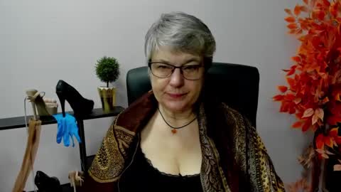 Snapshot of iris_xdesire chatting on 02.13.25 I R I S online show from 02.13.25