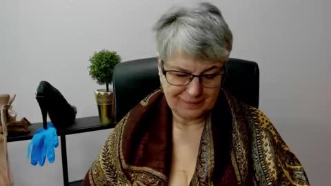 Snapshot of iris_xdesire chatting on 02.17.25 I R I S online show from 02.17.25