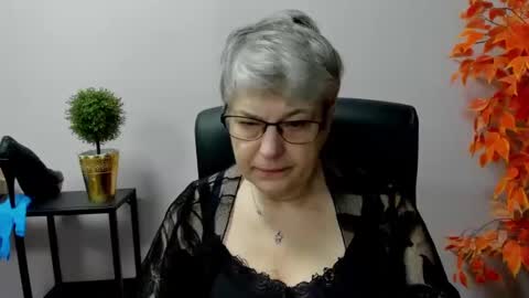 Snapshot of iris_xdesire chatting on 03.10.25 I R I S online show from 03.10.25