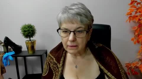Snapshot of iris_xdesire chatting on 03.11.25 I R I S online show from 03.11.25