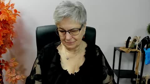 Snapshot of iris_xdesire chatting on 10.29.25 I R I S online show from 10.29.25