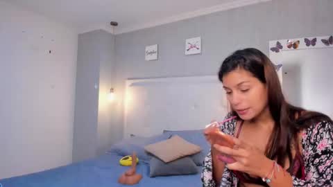 Snapshot of is_a_bell chatting on 10.08.25 is_a_bell online show from 10.08.25