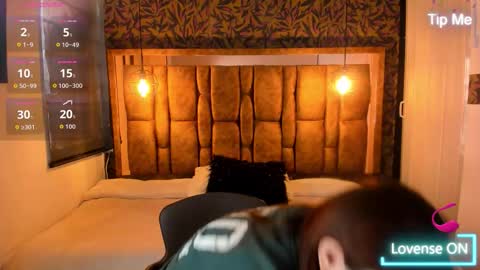 Snapshot of isa_thompson__ chatting on 10.21.25 I S A online show from 10.21.25