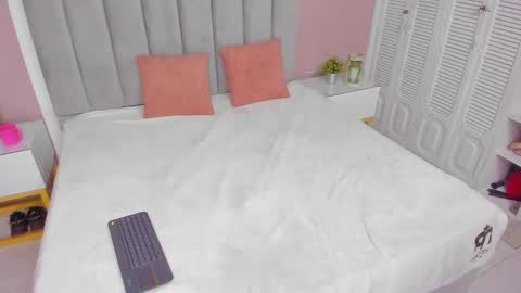 Snapshot of isa_vel chatting on 10.03.25 isa_vel online show from 10.03.25