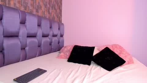 Isabela Angell  online show from 01.09.25