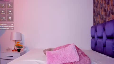 Isabela Angell  online show from 02.22.25