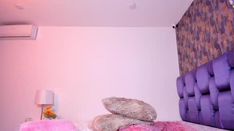 Isabela Angell  online show from 02.25.25