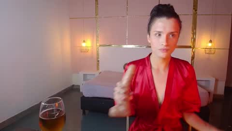 Snapshot of isabelfernandez chatting on 10.12.25 IsabelFernandez online show from 10.12.25