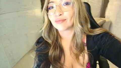 Snapshot of isabella__r chatting on 03.18.26 Isa online show from 03.18.26