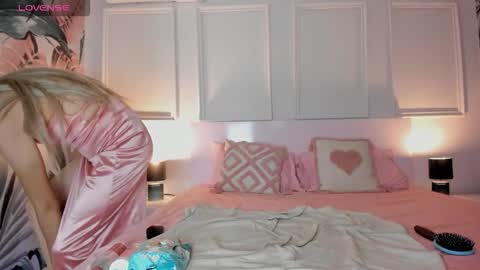 Isabella  online show from 09.22.25