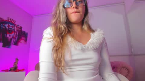 Isabella Rros online show from 12.31.24