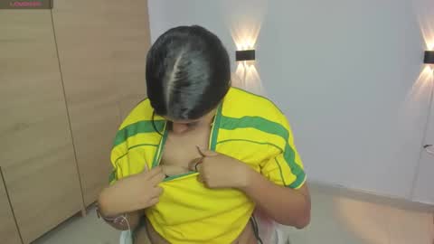 Isabella Thompson online show from 09.30.25