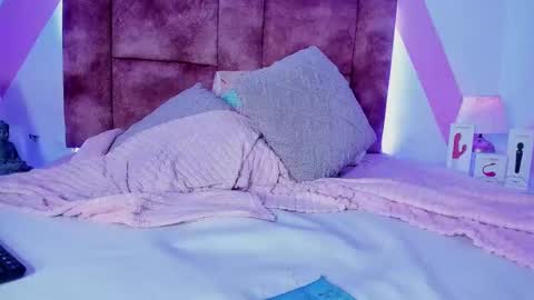 Isabella White online show from 02.13.25