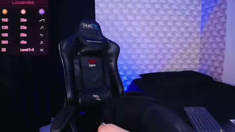 Isabella Mout  online show from 02.22.25