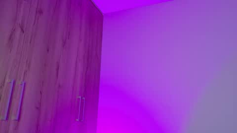 Isabella Hilton online show from 03.12.26