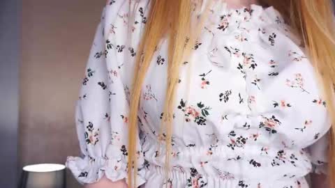 Snapshot of isauralindamood chatting on 11.27.25 Ramonita online show from 11.27.25