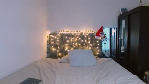 Snapshot of isis_cb17 chatting on 12.18.24 Isis online show from 12.18.24