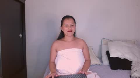 Snapshot of isis_cb17 chatting on 01.06.25 Isis online show from 01.06.25