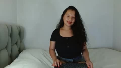 Snapshot of isis_cb17 chatting on 03.05.25 Isis online show from 03.05.25