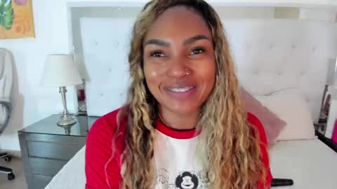 Snapshot of isla_scott chatting on 05.11.26 Vanessa online show from 05.11.26