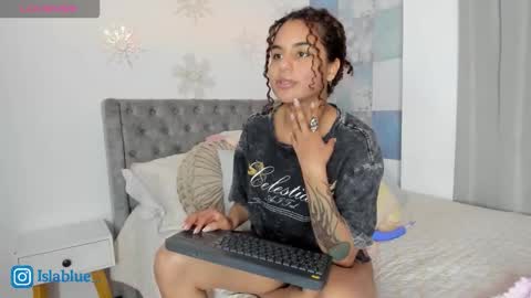 Isla Blue online show from 01.18.26